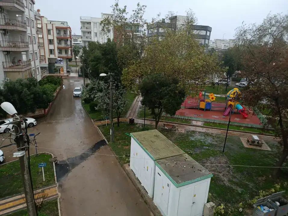 Antalya'nın Gündüzü Geceye Döndü: Sağanak Etkili Oldu 1